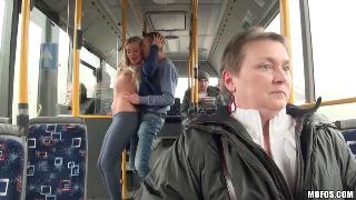 Секс на заднем сиденье автобуса