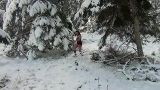 Petra в зимнем лесу с красным дилдо.