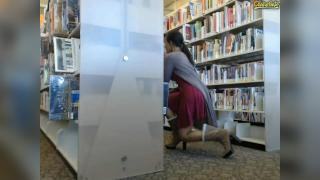Библиотекарша развлекается перед веб камерой 