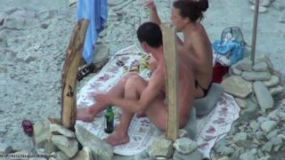 (с) - Молодая (18 лет) пара на пляже