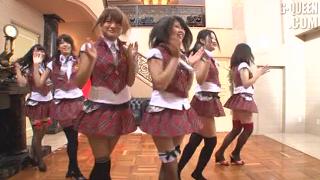 японские студентки танцуют без трусов.