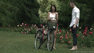 Девушка на велосипеде позволяет парню распечатать её попочку