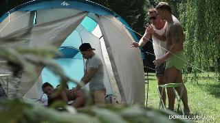 Anita Belini в палатке трахается с тремя