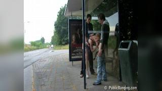Ебли прямо на автобусной остановке