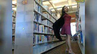 Весёлая девушка в библиотеке (1)