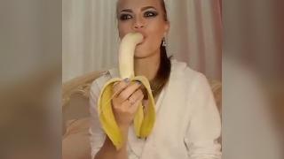 Девушка и банан.