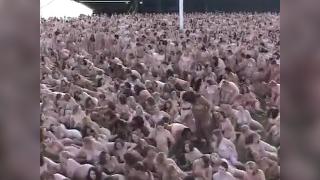 5000 голых женщин вместе